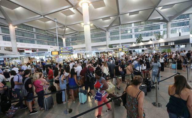 Vista de las colas para pasar el control de seguridad ubicado en la terminal 3 del aeropuerto de Málaga. 