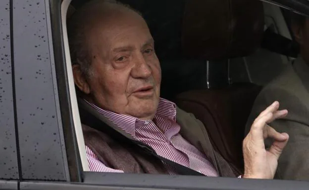 El rey Juan Carlos, a la salida del hospital. 