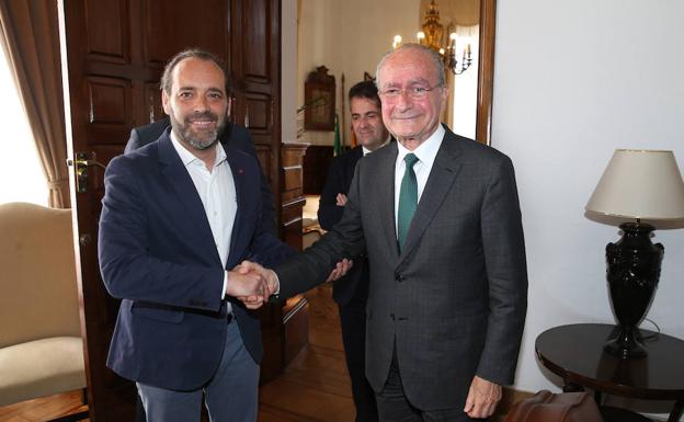 El alcalde, Francisco de la Torre, y el portavoz de Ciudadanos, Juan Cassá, este miércoles.