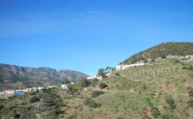 Poco después de iniciar la ruta se ve esta vista panorámica de Carratraca