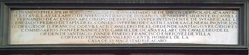 Imagen principal - Placa en la Plaza Mayor de Madrid en honor a la figura de Pedro de Tapia. Escultura del Licenciado Pedro de Tapia, obra de Pompeyo Leoni, uno de los grandes escultores de reyes.'Viage del Parnaso', única obra, en verso de Miguel de Cervantes, dedicada al hjo de De Tapia en busca de su favor 