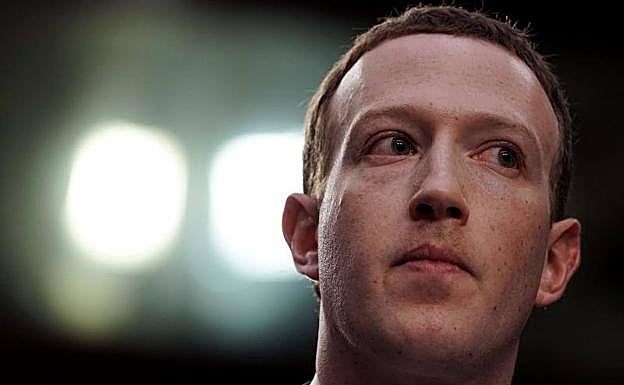 Mark Zuckerberg testifica en el Senado. 