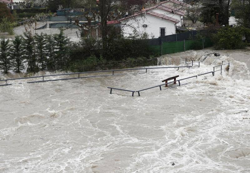 La localidad navarra de Miranda del Arga sufre numerosos daños por la crecida del río