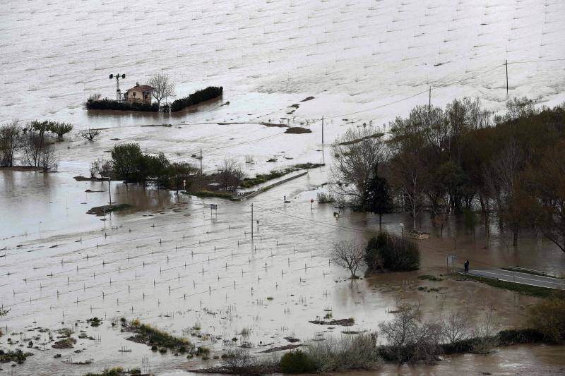 La localidad navarra de Miranda del Arga sufre numerosos daños por la crecida del río