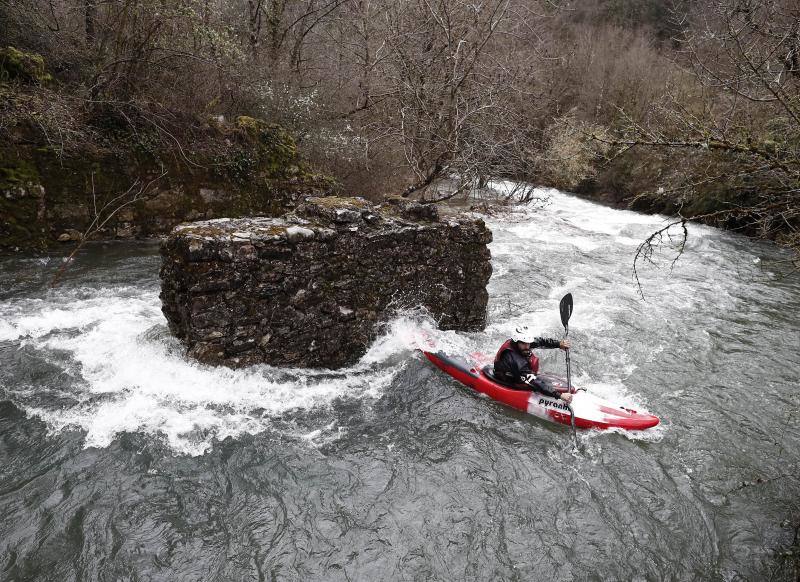 La localidad navarra de Miranda del Arga sufre numerosos daños por la crecida del río