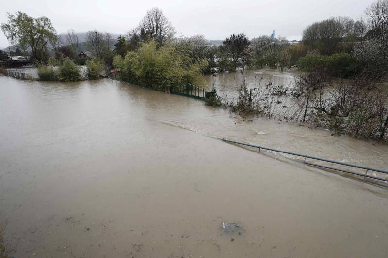 La localidad navarra de Miranda del Arga sufre numerosos daños por la crecida del río