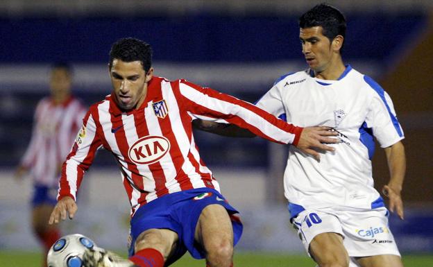 Santi Moreno (derecha), junto a Maxi Rodríguez en un Marbella-Atlético. 