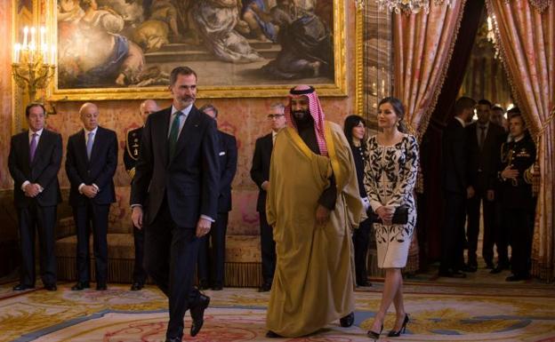 Mohammed bin Salman asiste a una rueda de prensa en Francia. 