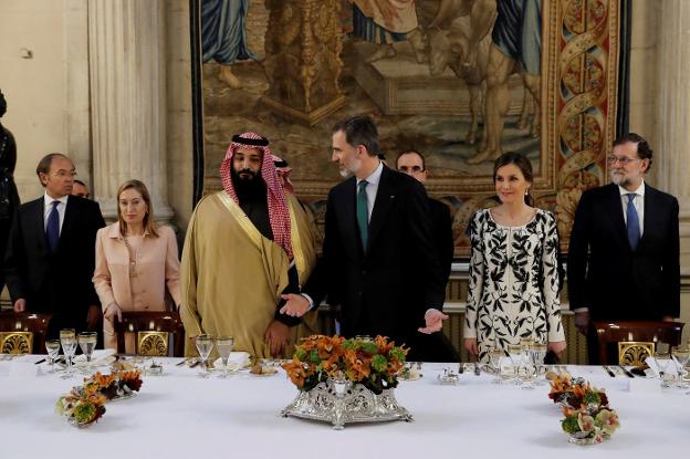 Los Reyes, junto al príncipe Salman y Mariano Rajoy durante la comida en el Palacio Real. ::  J. C. H. / reuters
