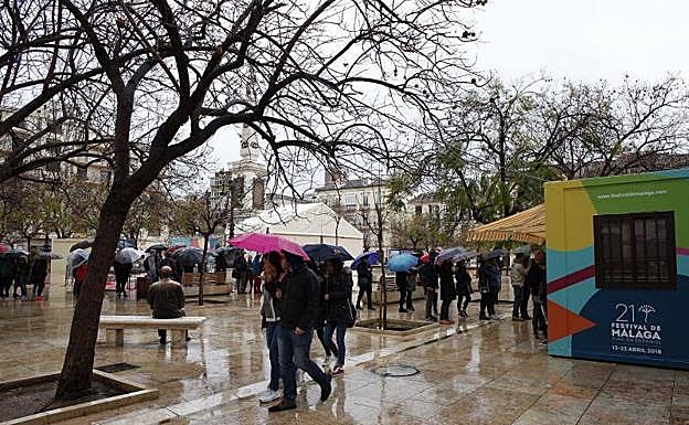 La lluvia no puede con los fans de Guillermo del Toro