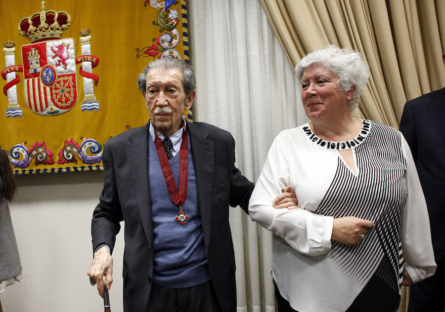 El ministro de Cultura, Íñigo Méndez de Vigo, entrega este galardón a dos de los malagueños más destacados en el ámbito de las letras