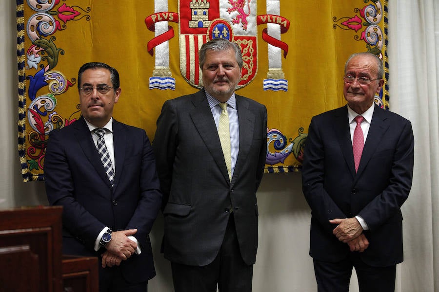 El ministro de Cultura, Íñigo Méndez de Vigo, entrega este galardón a dos de los malagueños más destacados en el ámbito de las letras