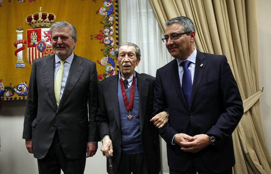 El ministro de Cultura, Íñigo Méndez de Vigo, entrega este galardón a dos de los malagueños más destacados en el ámbito de las letras