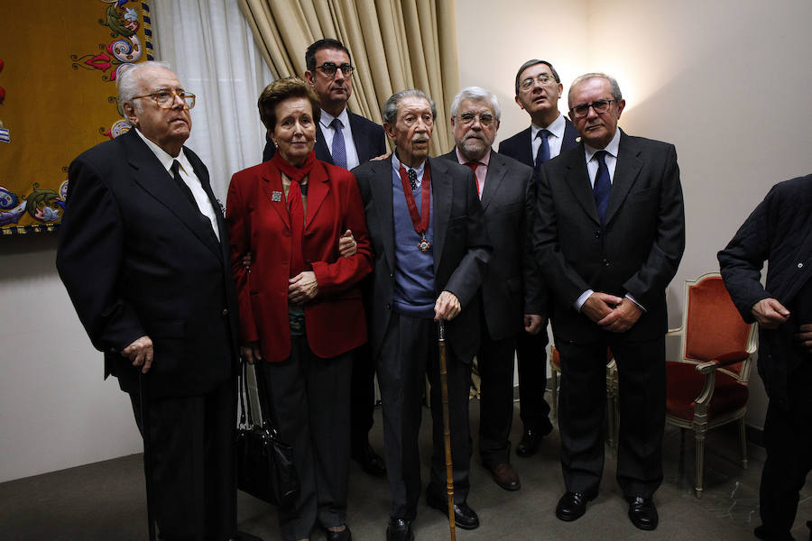 El ministro de Cultura, Íñigo Méndez de Vigo, entrega este galardón a dos de los malagueños más destacados en el ámbito de las letras