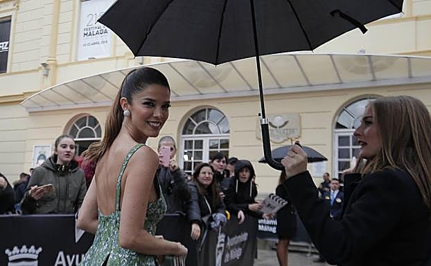 Juana Acosta, una de las actrices de moda del cine en español, acudió fiel a su cita con el Festival, aunque tuvo que entrar con paraguas.
