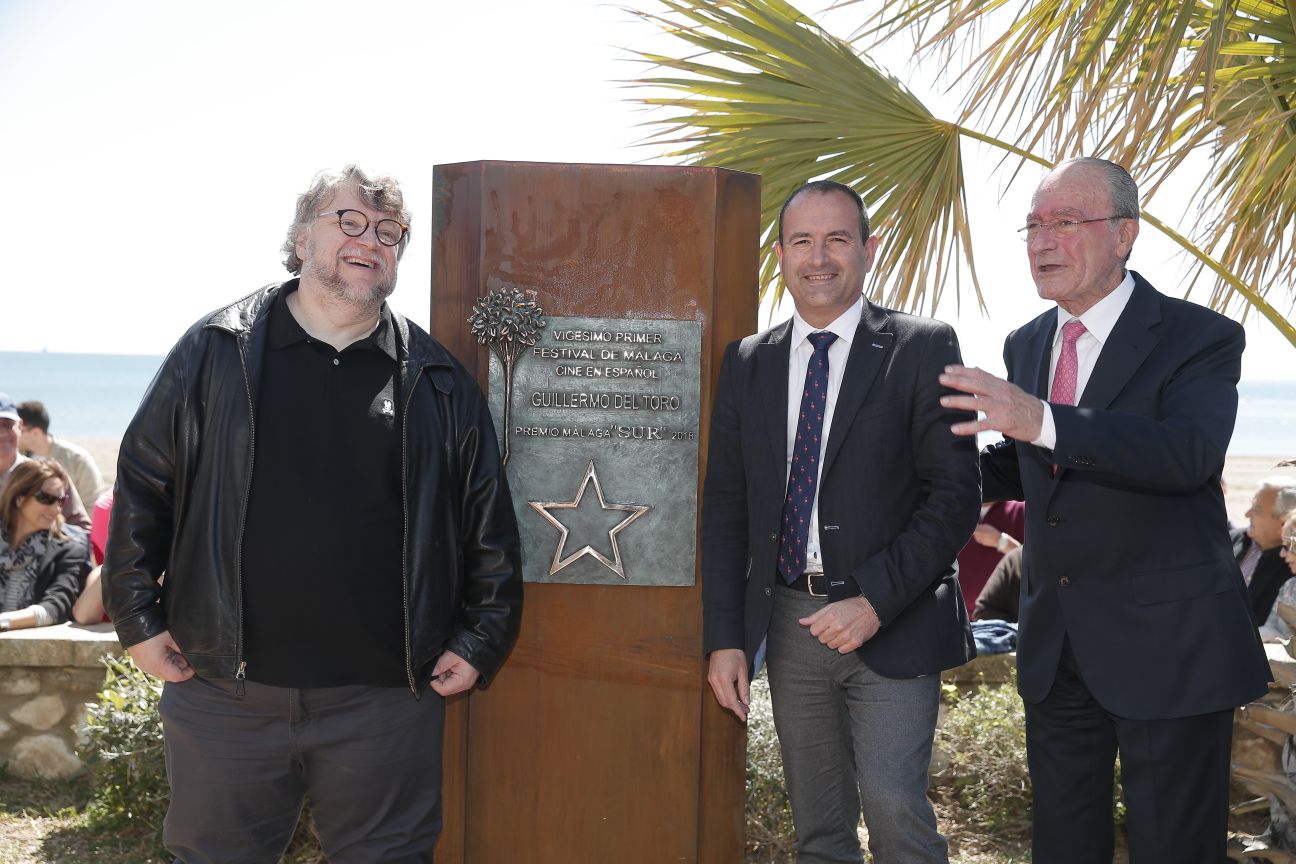 Guillermo del Toro descubre el lmonolito del Premio Málaga-SUR.