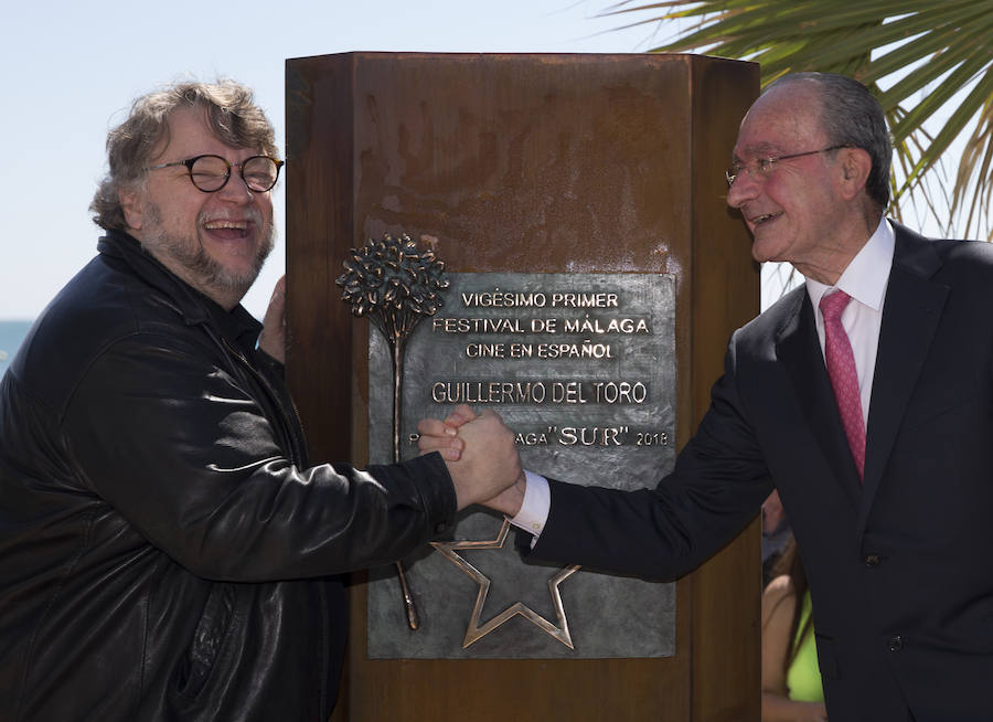 Guillermo del Toro descubre el lmonolito del Premio Málaga-SUR.