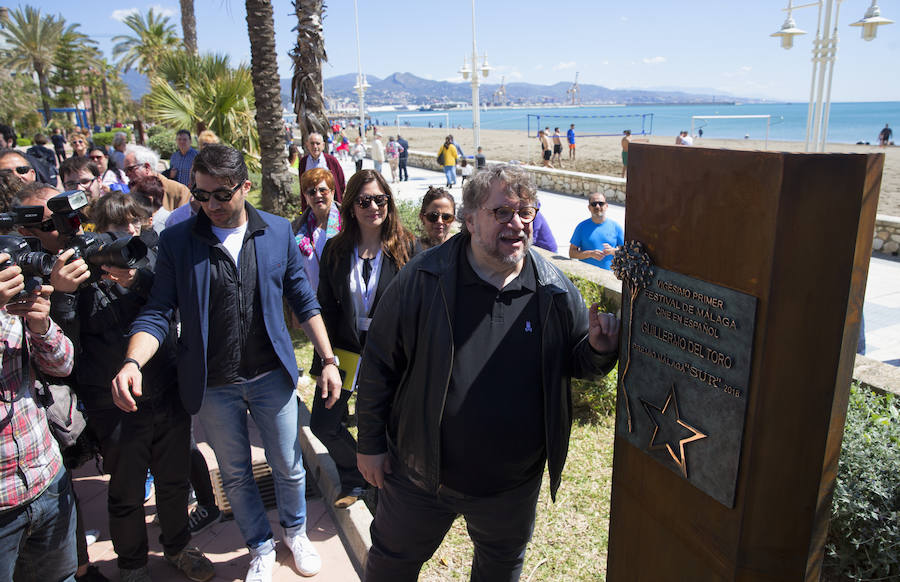 Guillermo del Toro descubre el lmonolito del Premio Málaga-SUR.