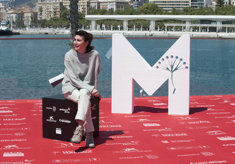 La actriz y directora de la película 'La reina del miedo', Valeria Bertuccelli, posa en el photocall del Muelle Uno.