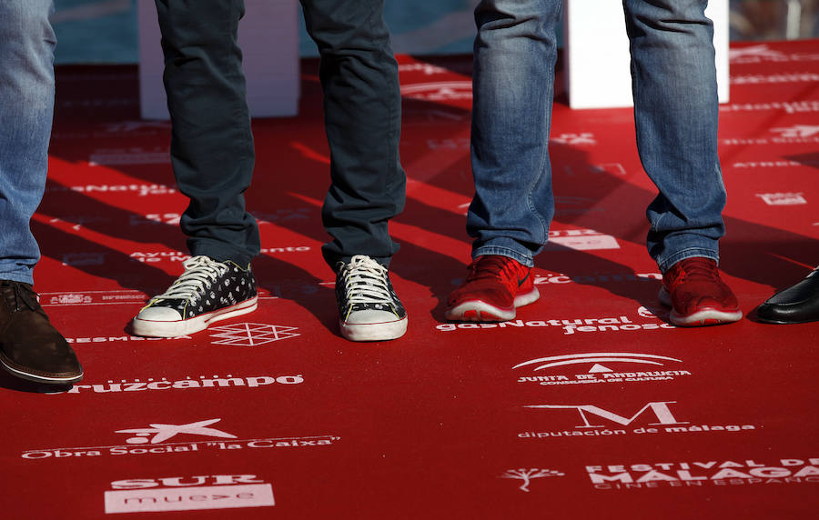 Zoom de las deportivas del equipo de 'Memorias de un hombre en pijama' en el photocall