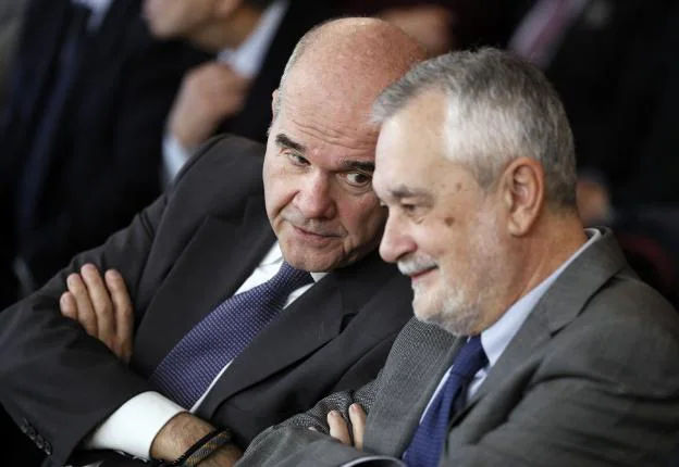 Manuel Chaves y José Antonio Griñán, durante la celebración del juicio. :: efe