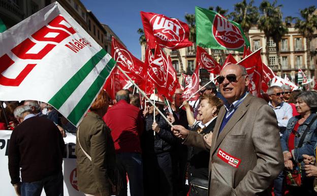 Imagen principal - Multitudinaria manifestación en Málaga por una pensiones dignas