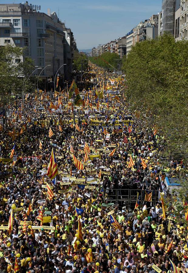 Miles de personas se manifiestan en Barcelona por los presos soberanistas.
