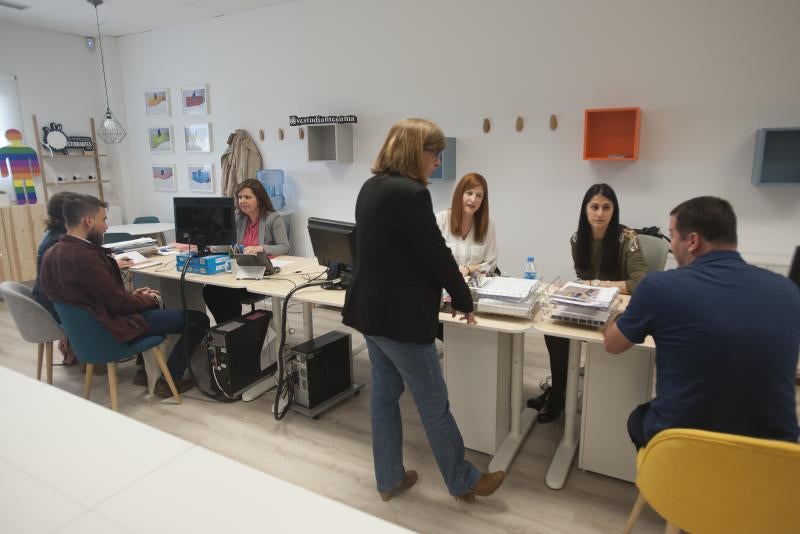 Primeros alumnos que visitan la nueva Oficina de Atención al Estudiante de la UMA en Teatinos.