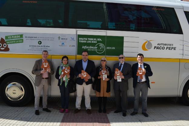 Jesús Sánchez, Milagros Jiménez, Félix Lozano, Felisa Rodero, José María Davó y Pedro González, ayer, junto al autobús. 