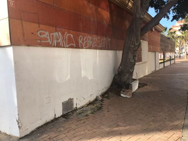 El edificio se encuentra en la plaza Theresa Zabell, en pleno centro de la localidad. 