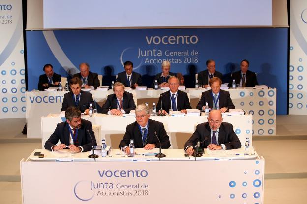 Imagen del consejo de administración de Vocento en el transcurso de la junta de accionistas celebrada ayer en Bilbao. :: jordi alemany