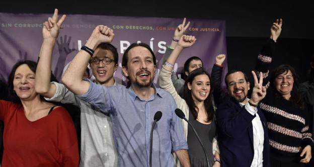 Bescansa, Errejón e Iglesias, durante la noche electoral del 20 de diciembre de 2015. :: GERARD JULIEN / afp
