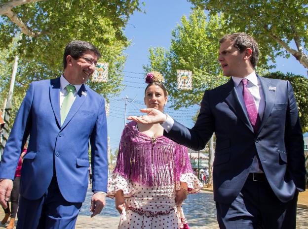 Juan Marín y Albert Rivera, ayer en la Feria de Sevilla. 
