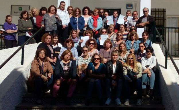 Docentes y padres de afectados de Torrox, en el instituto. 