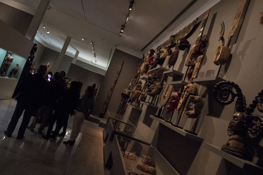 La muestra de arte africano incluye más de 170 obras inéditas, esculturas, ponchos de chamanes y mucho más.