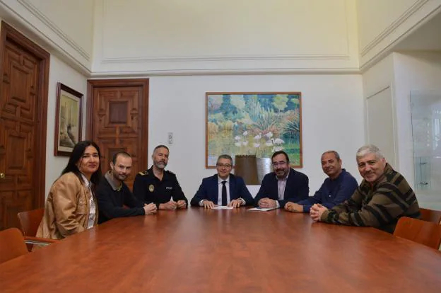 El alcalde, Francisco Salado, y el edil Antonio Rando, en la firma del acuerdo con los sindicatos. :: e. c.
