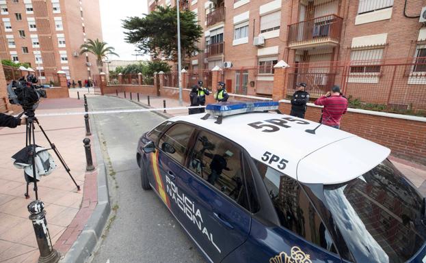 Agentes de la Policía Nacional en la entrada del edificio donde el pasado 11 de abril fue asesinada una mujer por su pareja.