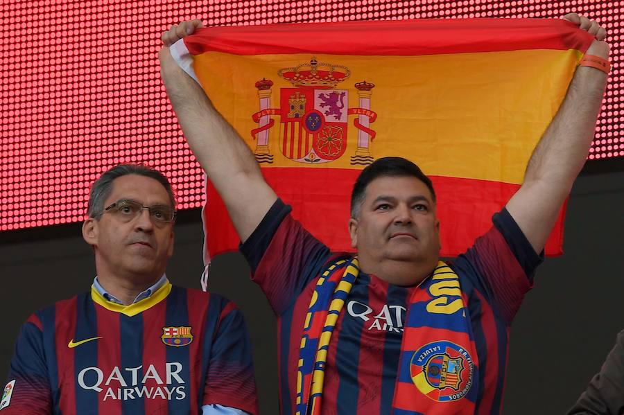 El Sevilla-Barcelona, un duelo marcado por la política y las reivindicaciones independentistas. En los exteriores del Wanda Metropolitano, se ha desplegado un amplio dispositivo de seguridad 