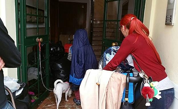 Laura, ayer en el portal de la vivienda junto a sus dos hijos. 