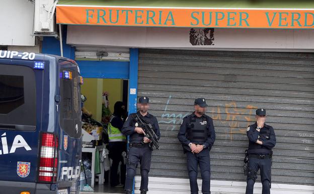 Varios furgones de la Policía, a las puertas de la frutería en Eugenio Gross.