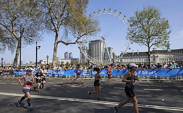 Varios corredores, con el 'London Eye' al fondo durante el Maratón de Londres. 