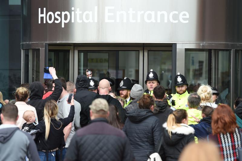 Manifestantes a las puertas del hospital.