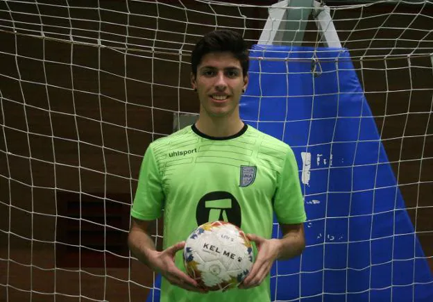 Fernando Torres posa en las instalaciones del Pabellón Deportivo Universitario, donde entrena el UMA Antequera.