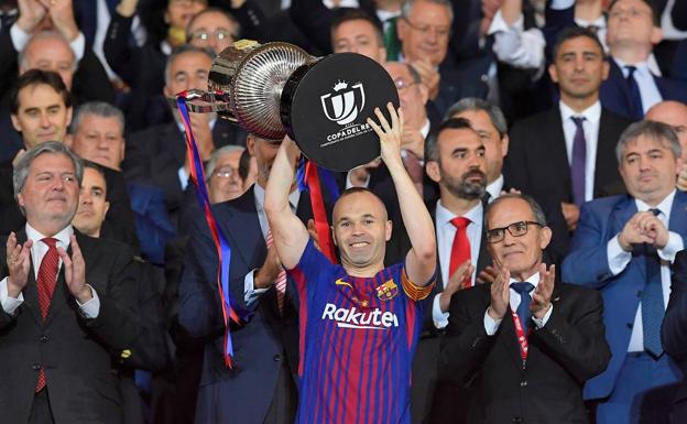 Andrés Iniesta levanta el trofeo de la Copa del Rey el pasado sábado. 