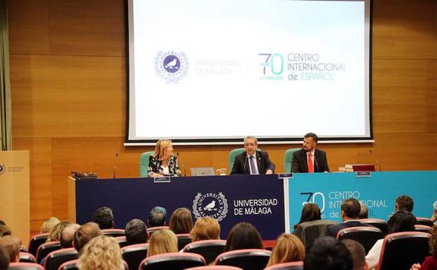 El rector de la UMA, José Ángel Narváez, presidió el acto. 