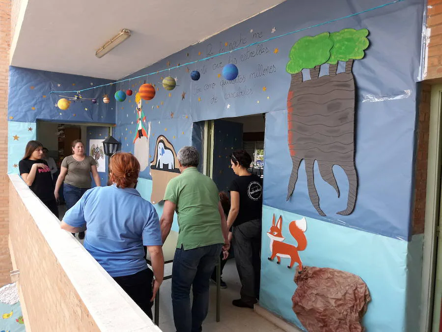 Familias y padres del CEIP Vicente Aleixandre se vuelcan en una iniciativa del centro escolar para decorar el interior con temáticas de libros como 'La Sirenita', 'El Principito', 'Alicia en el País de las Maravillas' o 'La ratita presumida'.