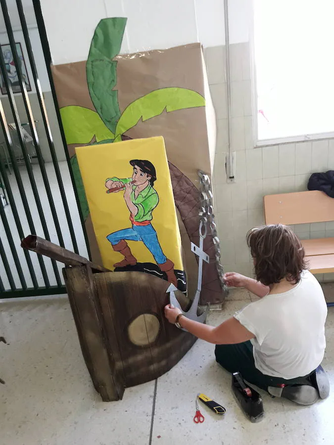 Familias y padres del CEIP Vicente Aleixandre se vuelcan en una iniciativa del centro escolar para decorar el interior con temáticas de libros como 'La Sirenita', 'El Principito', 'Alicia en el País de las Maravillas' o 'La ratita presumida'.