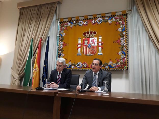 González-Castiñeira y Miguel Briones, ayer, en la Subdelegación. 