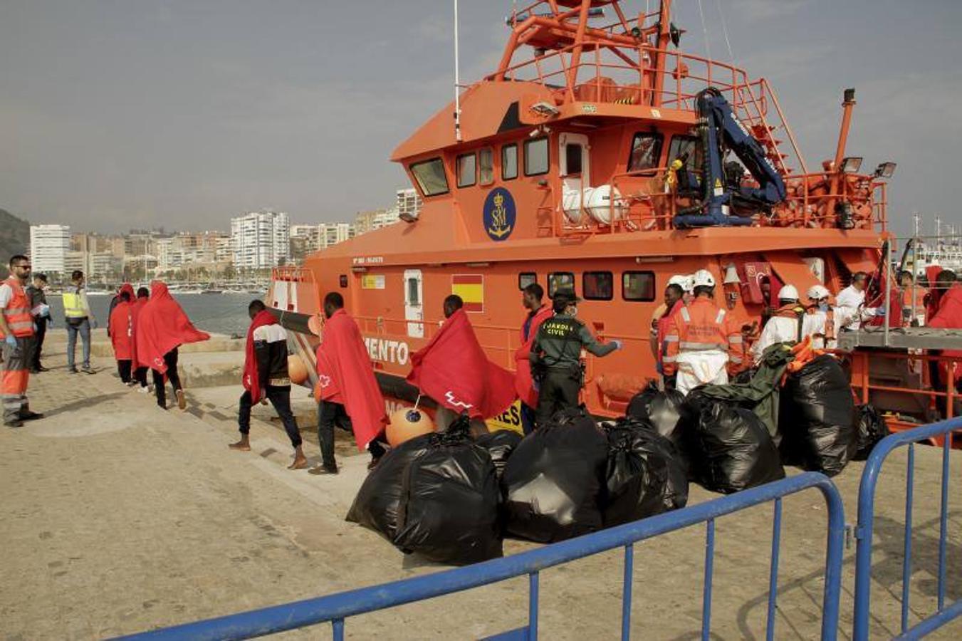 Salvamento Marítimo ha rescatado este jueves a un total de 127 personas en tres pateras localizadas en torno al mar de Alborán entre las que se encontraban diez mujeres y cinco menores. Ochenta personas fueron conducidas hasta el Puerto de Málaga.