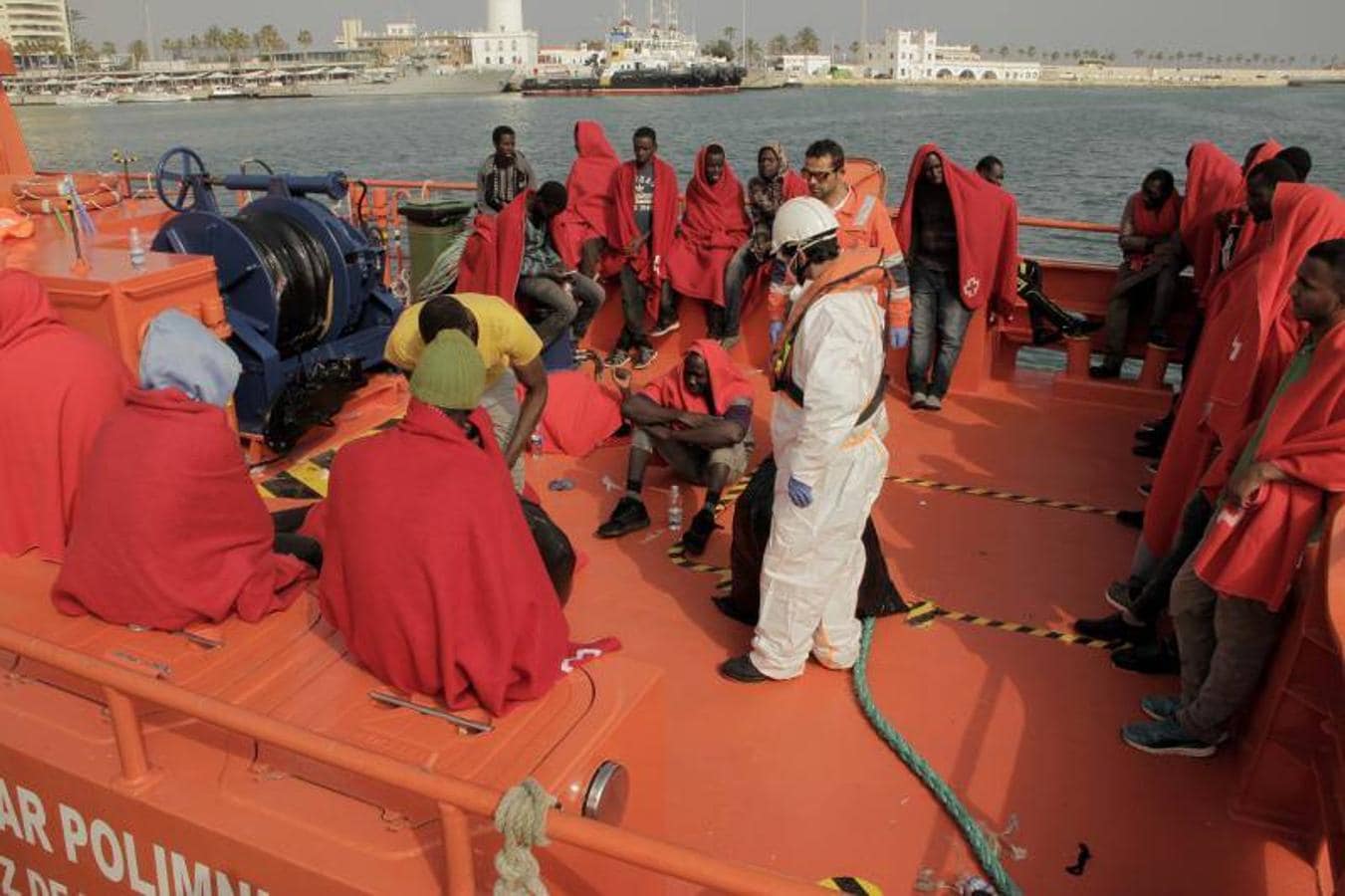 Salvamento Marítimo ha rescatado este jueves a un total de 127 personas en tres pateras localizadas en torno al mar de Alborán entre las que se encontraban diez mujeres y cinco menores. Ochenta personas fueron conducidas hasta el Puerto de Málaga.